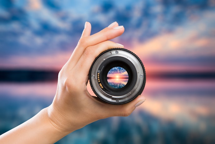 Bukaan lensa minimal f/2.8, cahaya yang masuk lebih banyak
