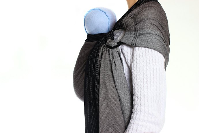 Untuk menidurkan si kecil, tipe sling (ring sling dan pouch sling/geos) lebih mudah digunakan