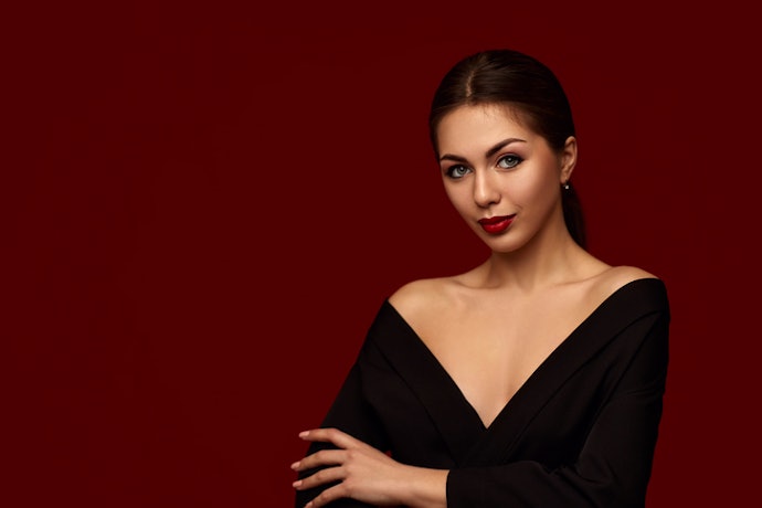 Bentuk apel, dress berkerah V-neck untuk mengalihkan perhatian