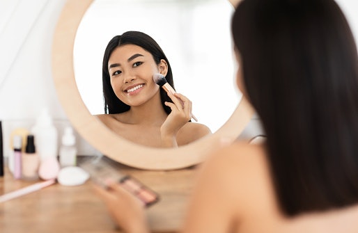 Kulit sawo matang, tampil natural dengan warna mauve atau aprikot
