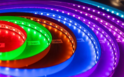 Multiwarna (RGB/RGBW): Dengan variasi banyak warna untuk fungsi hiburan