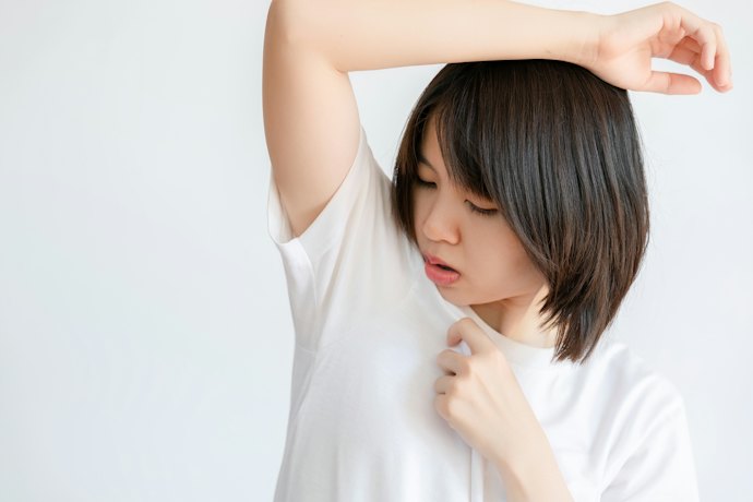 Untuk mengatasi bau, pilih deodoran dengan antibakteri seperti zinc