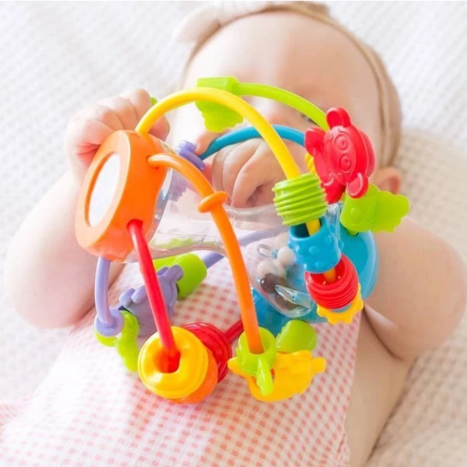 3-6 bulan: Mainan edukasi yang mudah digenggam dan aman di mulut, seperti teether dan cube