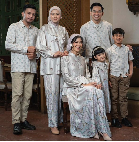 Mayoutift: Menawarkan setelan keluarga dengan nuansa mewah, elegan, dan kekinian