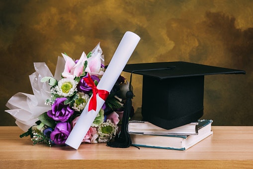 Bunga artifisial (imitasi), bisa dipajang bertahun-tahun untuk mengenang momen wisuda dan fungsional
