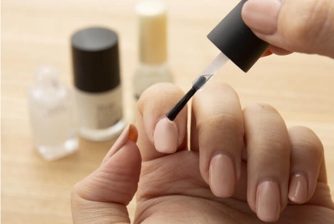 Matte finish top coat: Anda dapat mengubah tekstur kuku