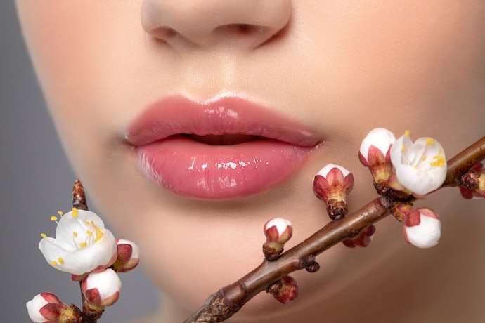 Glossy, menambah volume bibir