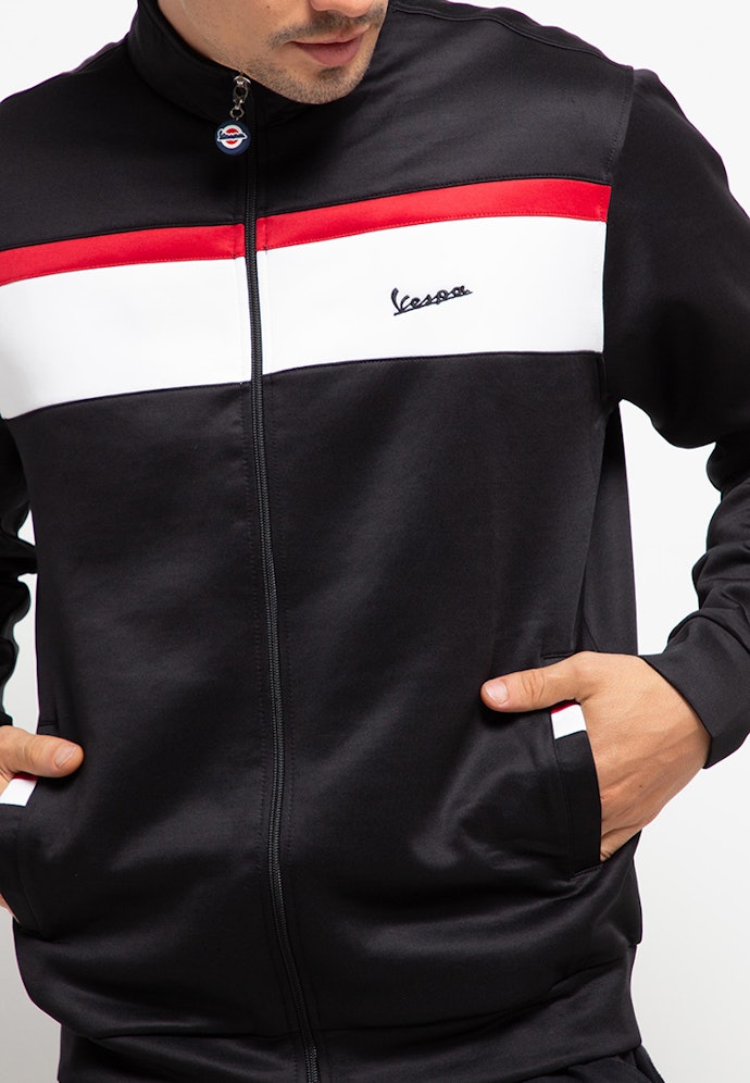 Seri Fila x Vespa: Perpaduan ciri khas Fila dan Vespa yang terlihat begitu maskulin