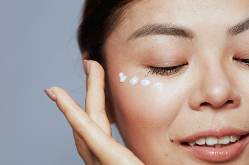 Kulit kering atau sangat kering: Utamakan eye cream atau eye mask yang memberikan efek ekstra menghidrasi