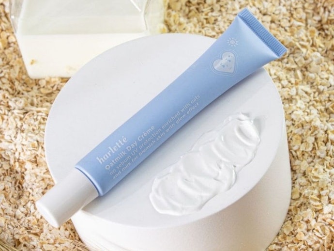 Jika sensitif disertai gatal, pilih pelembap yang mengandung soothing agent, seperti Centella asiatica, allantoin, atau oat extract