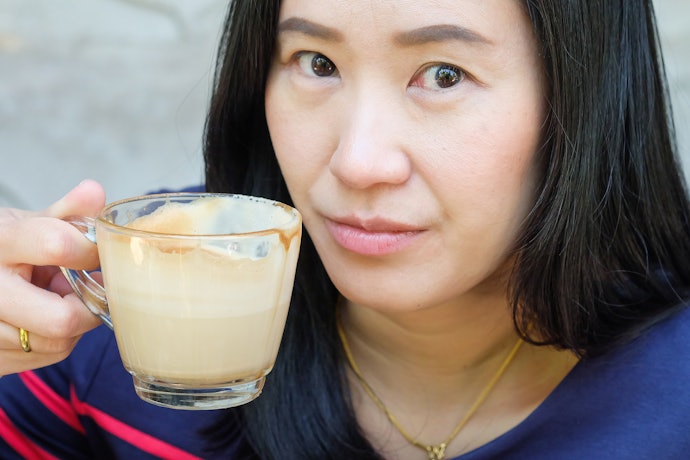 Selain minuman herbal, minuman kafeina seperti kopi dan teh bisa dikonsumsi, tapi tetap perhatikan jumlah pengonsumsiannya
