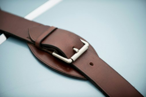 Leather: Nyaman dipakai dan memberikan kesan vintage