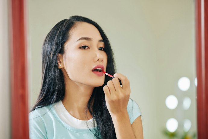 Terutama untuk Anda yang memiliki keluhan bibir hitam, utamakan lip tint dengan tekstur kental agar coverage-nya sempurna dan warna pada bibir bisa lebih tersamarkan