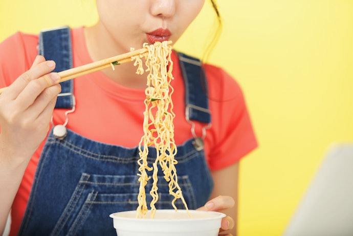 Agar lebih yakin, mari lihat juga perbandingan nilai gizi mi instan biasa dan mi instan gluten free