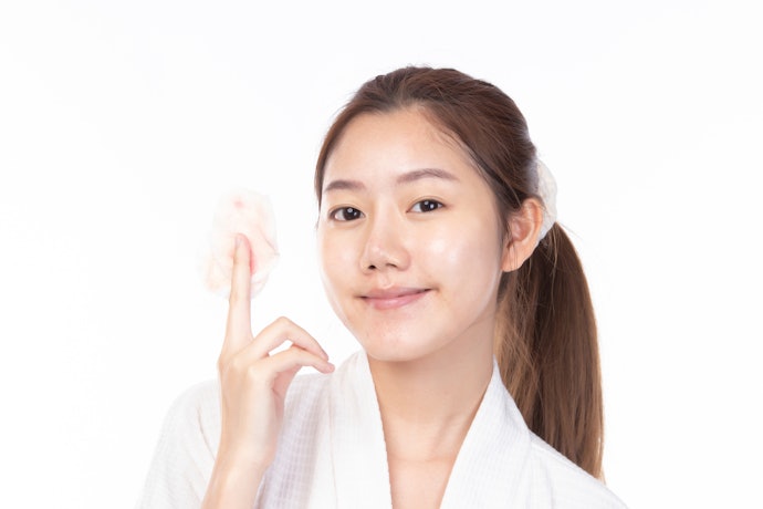 Jika kulit berminyak disertai bruntusan atau jerawat, micellar water yang mengandung BHA (salicylic acid) lebih diutamakan