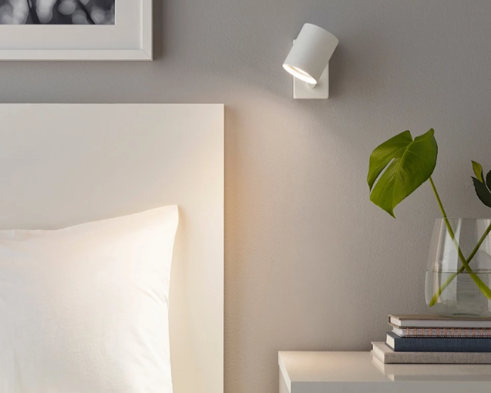 Lampu dinding (wall-mounted reading light): Bisa dipasang di dinding meja atau kamar tidur