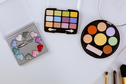 Untuk full makeup, sebaiknya pilih yang berisi contour dan lipstik juga