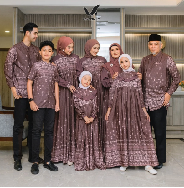 Vente Daily: Menghadirkan busana sarimbit keluarga dengan dominasi warna bold dan motif batik-etnik
