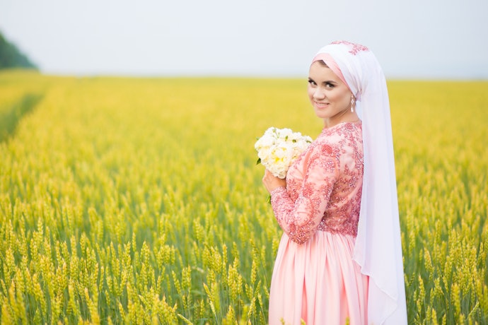 Baju lamaran wanita hijab: Kebaya panjang, gamis, atau kaftan yang dapat menutupi aurat