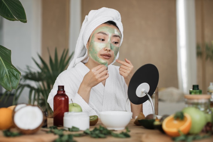 Jika kulit rentan iritasi karena gesekan, coba clay mask dengan exfoliator kimia saja yang memberikan hasil bertahap