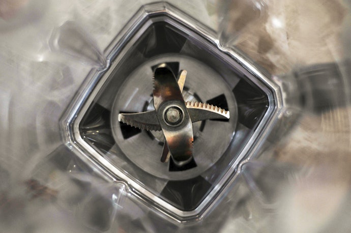 Cari blender dengan tambahan mata pisau wave blades yang bisa menghaluskan bahan keras