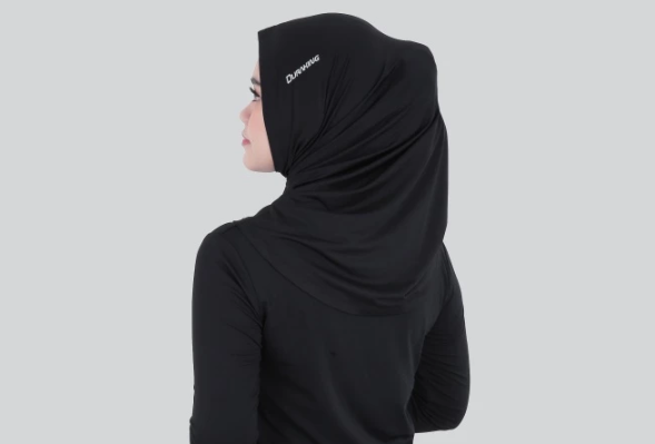 Prioritaskan bahan yang adem, ringan, dan menyerap keringat, seperti spandex atau poliester spandex