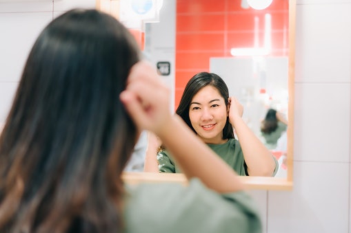 Untuk rambut yang mengalami penipisan, pilih hair serum silicone-based yang membuat rambut lebih bervolume