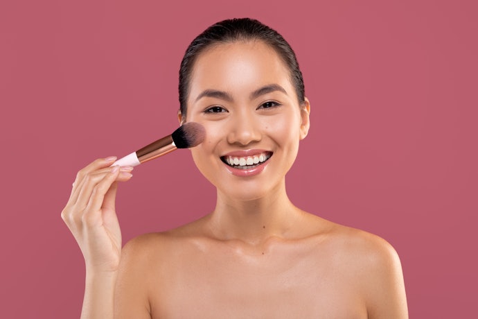 Hasil akhir silk velvet matte: Wajah tidak terlalu mengilap dan kesan tegas bisa didapatkan