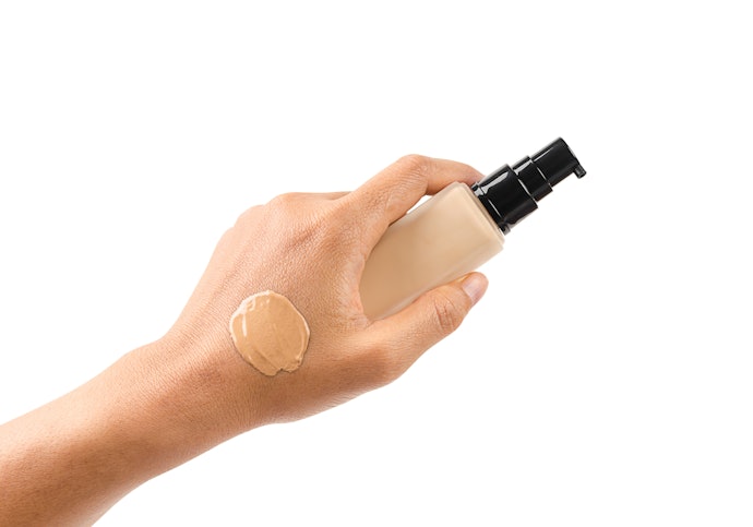 Foundation liquid: Formulanya terasa paling ringan, pas untuk makeup sehari-hari