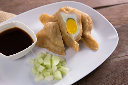 Pempek kapal selam atau pempek telur, jenis pempek yang paling populer
