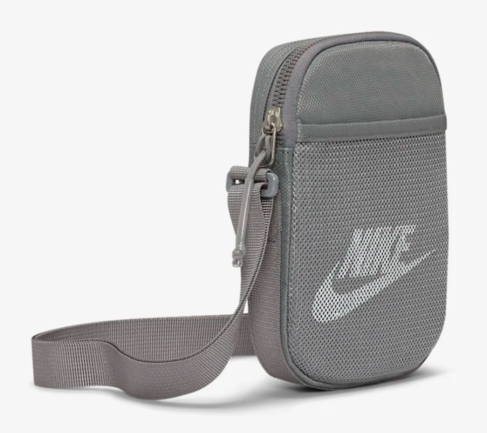 Simple crossbody, cocok untuk pergi ke tempat yang ramai