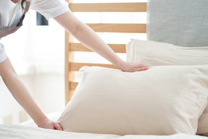 Untuk kasur single dan twin: Minimal ukuran bantal 40 cm × 60–70 cm