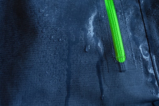 Waterproof, pas digunakan saat hujan ringan