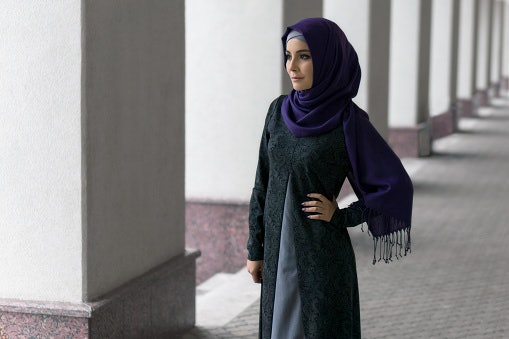 Gamis berwarna gelap, samarkan tubuh yang berisi