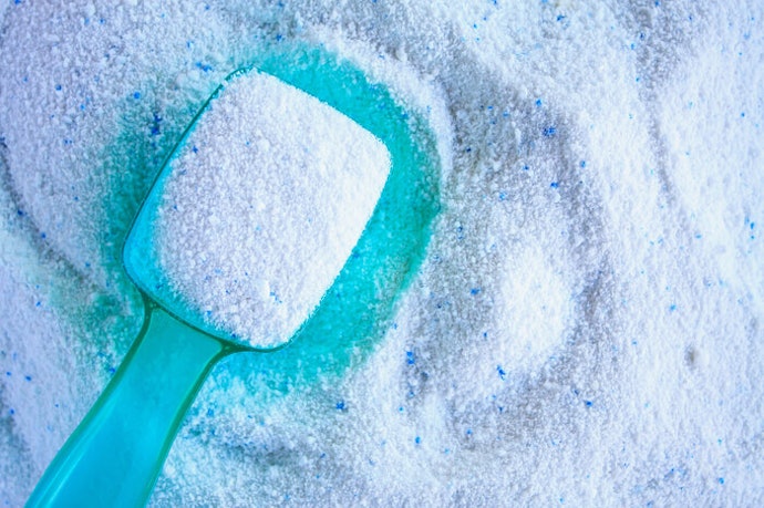 Hilangkan noda sehari-hari menggunakan deterjen dengan alkalinitas rendah