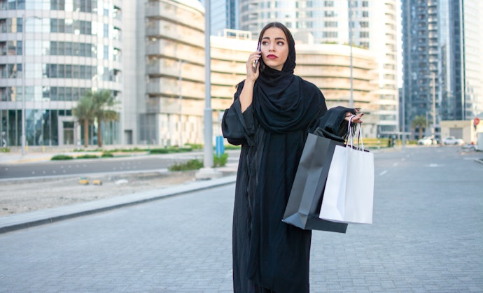 Abaya hitam polos, berikan look yang lebih elegan