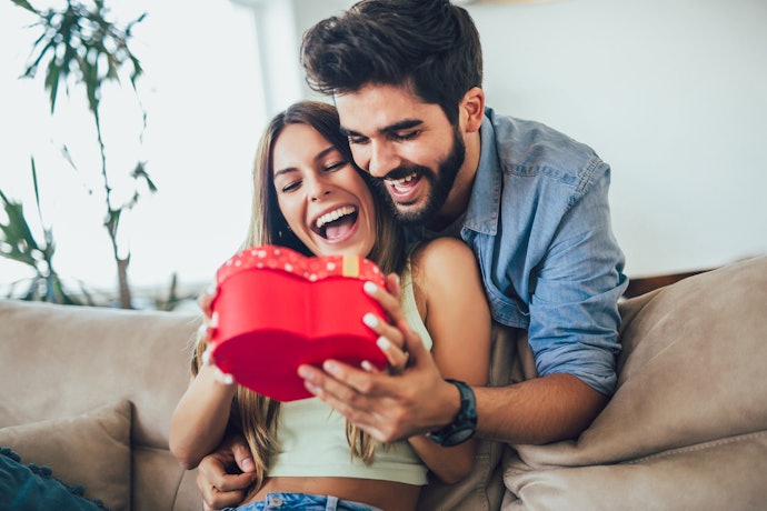 Untuk pasangan, kotak kado yang memiliki nuansa romantis
