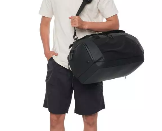 Eiger: Tas gym lokal tanggung dengan finishing water repellent
