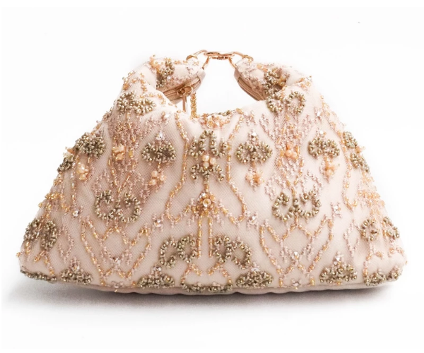 VAIA, hadir dengan renda dan payet yang cocok dipadukan dengan outfit tradisional maupun modern