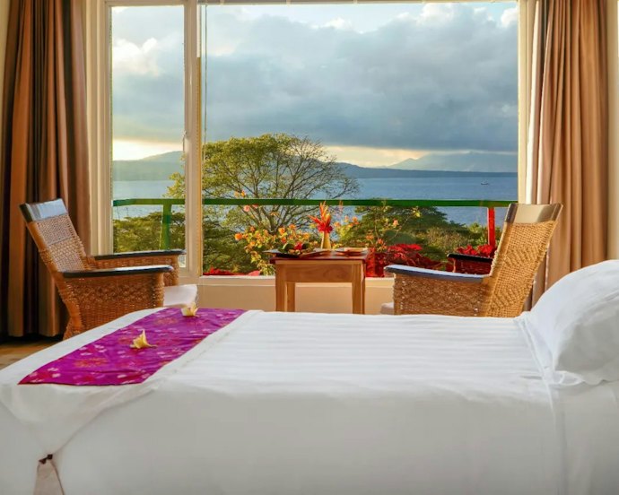 Bella Vista Premium Homestay: Kamarnya berada di atas bukit dengan view menghadap laut