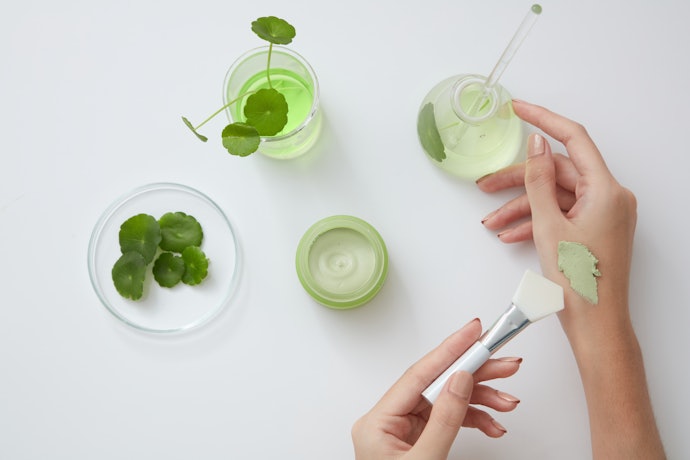Centella asiatica, chamomile, Aloe vera, allantoin, atau colloidal oatmeal, menenangkan kulit yang inflamasi atau gatal