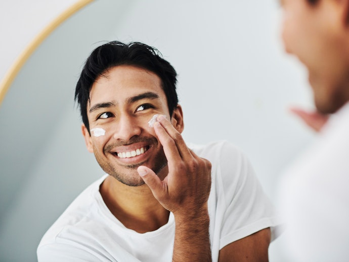 Untuk mencerahkan kulit kusam, pilih pelembab dengan brightening agent seperti licorice extract dan alpha arbutin
