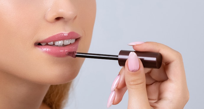 Terutama untuk pemakaian sehari-hari ke sekolah, utamakan lip tint dengan finishing satin