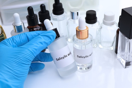 Kandungan eksfoliasi, seperti salicylic acid: Melancarkan proses regenerasi kulit