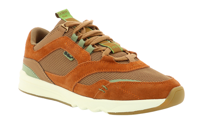 Sneakers untuk olahraga atau kegiatan santai