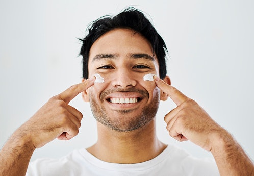 Sunscreen: Melindungi kulit dari sinar UV saat berada di luar ruangan; Jika jerawat meradang, utamakan physical sunscreen