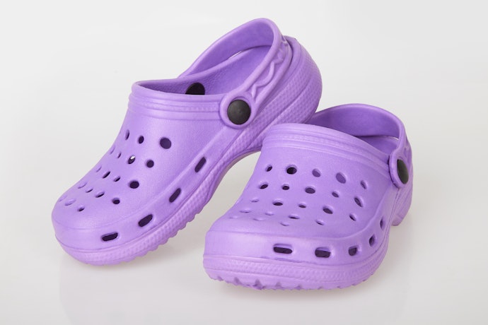 Clogs: Melindungi jari kaki anak saat terantuk