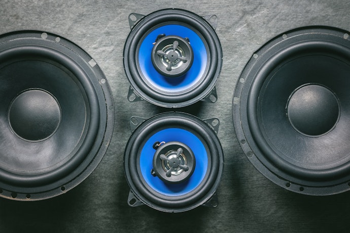Subwoofer 10 inch: Pas di kolong mobil keluarga, seperti Avanza dan Xenia