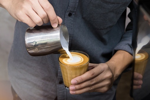 Cair, mudah dijadikan campuran aneka minuman