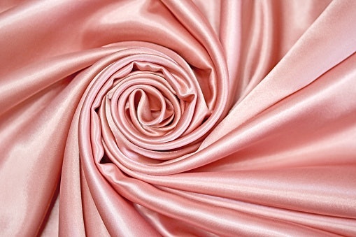 Kebaya rose gold, warna lembut untuk tampilan yang chic